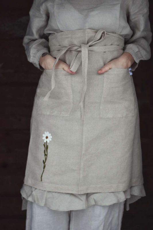 Blomst - Håndbrodert Lin Forkle