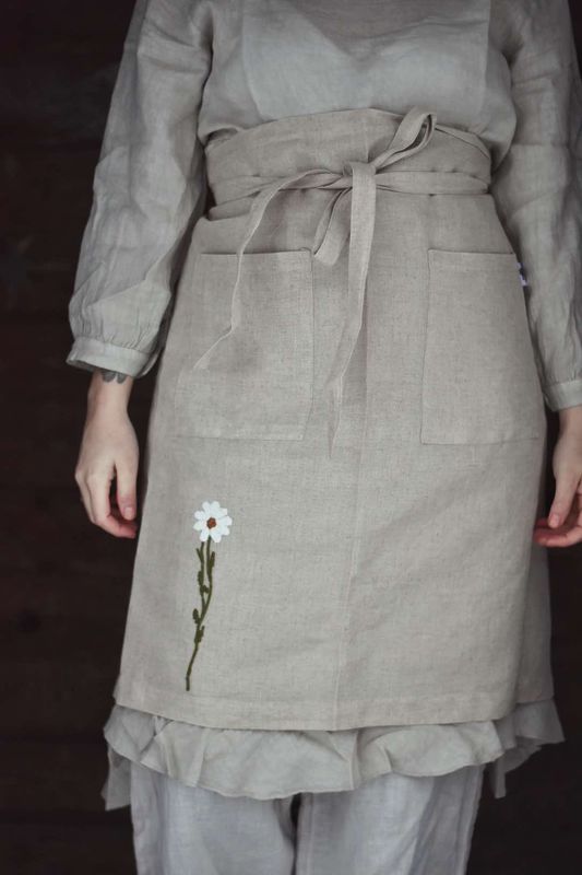Blomst - Håndbrodert Lin Forkle